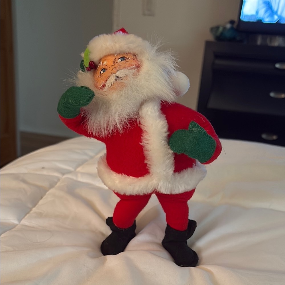NWT Annalee Vintage Red Santa Figurine with Green Mittens
